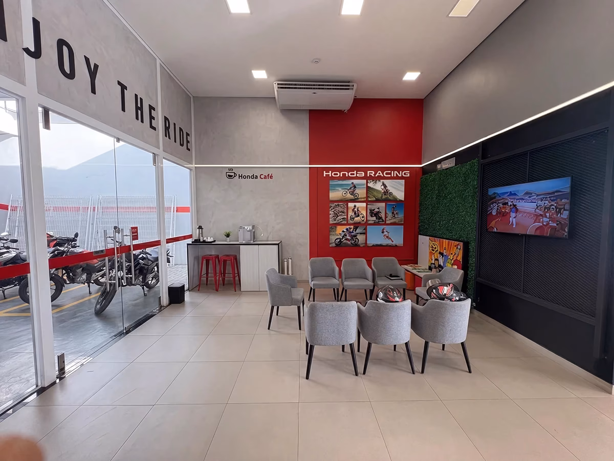 Sala de Espera da Calçada de Ares Motos, Concessionária em Salvador/BA - Água de Meninos - 11 de 15