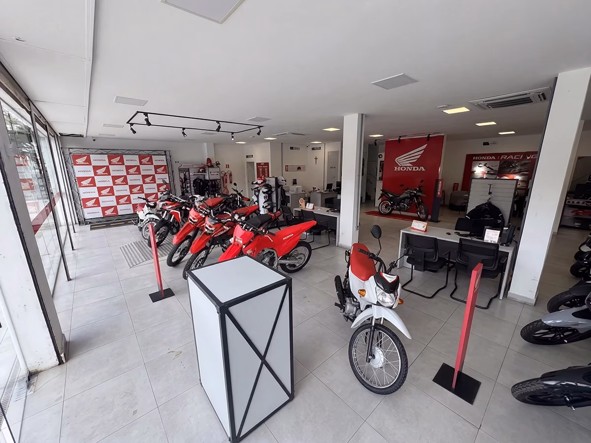 Showroom e Recepção da ACM de Ares Motos, Concessionária em Salvador/BA - 7 de 15