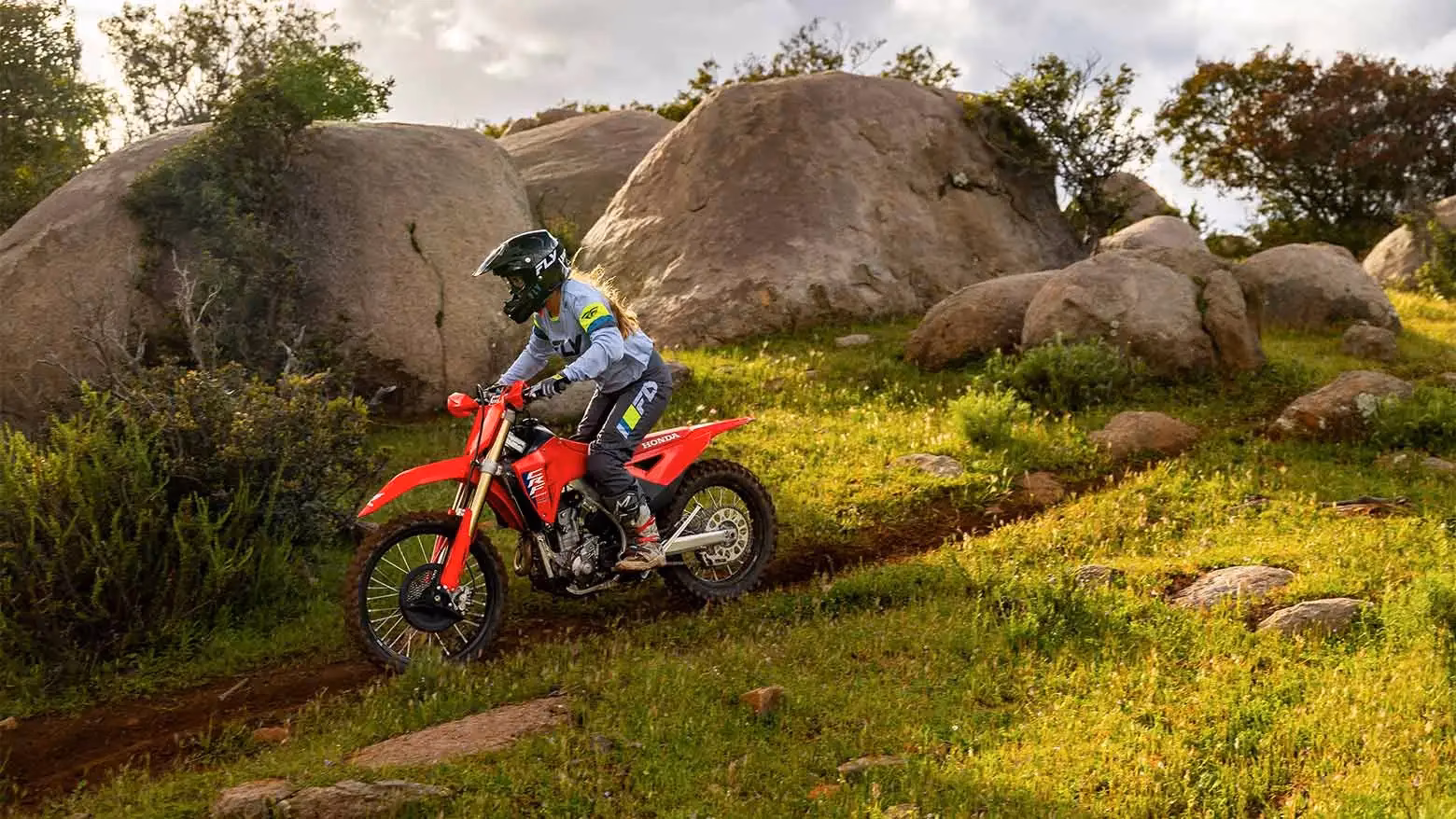 CRF 250R sendo pilotada em ambiente off-road - 2 de 7