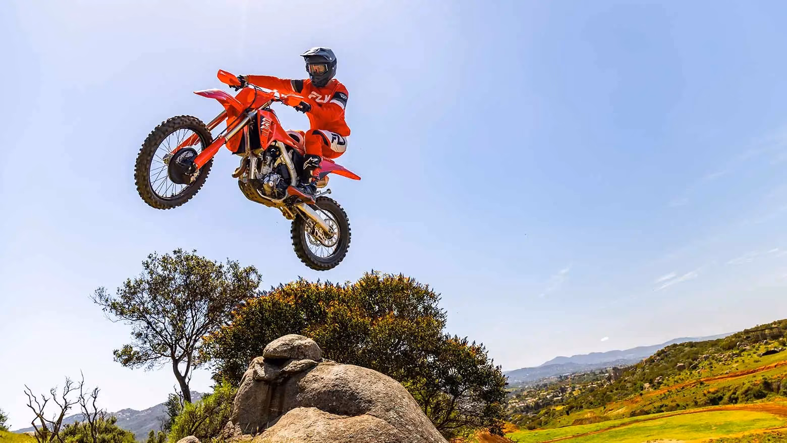CRF 250R executando salto em pista off-road - 4 de 7