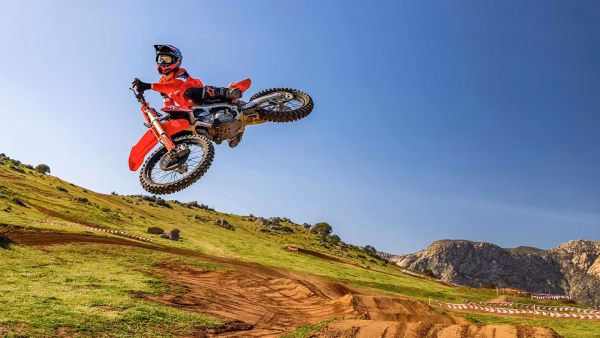 CRF 450R em ação na pista de corrida