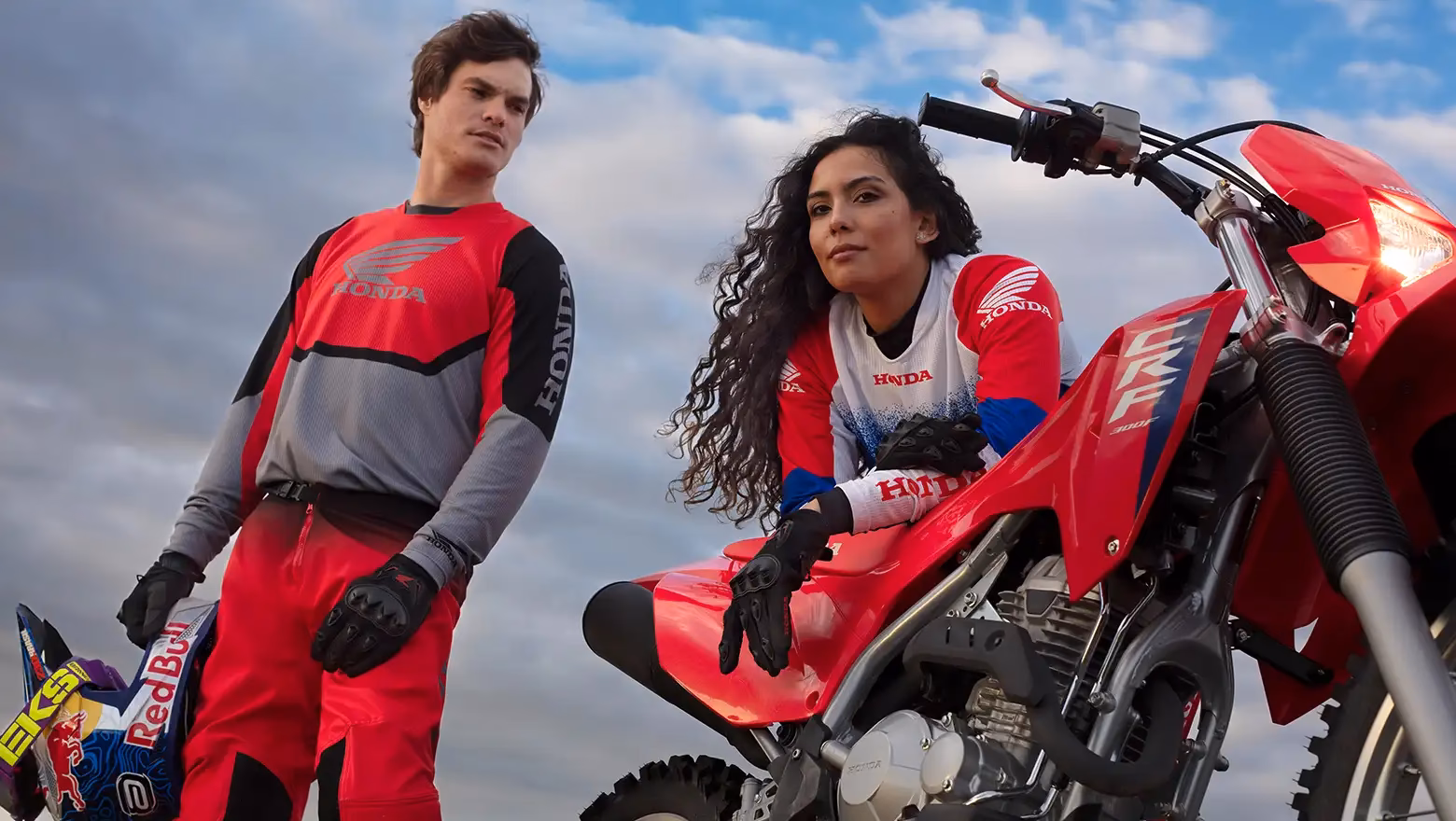 CRF 300F vista lateral em ambiente externo - 1 de 7