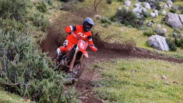 Honda CRF 450R em ambiente de estrada