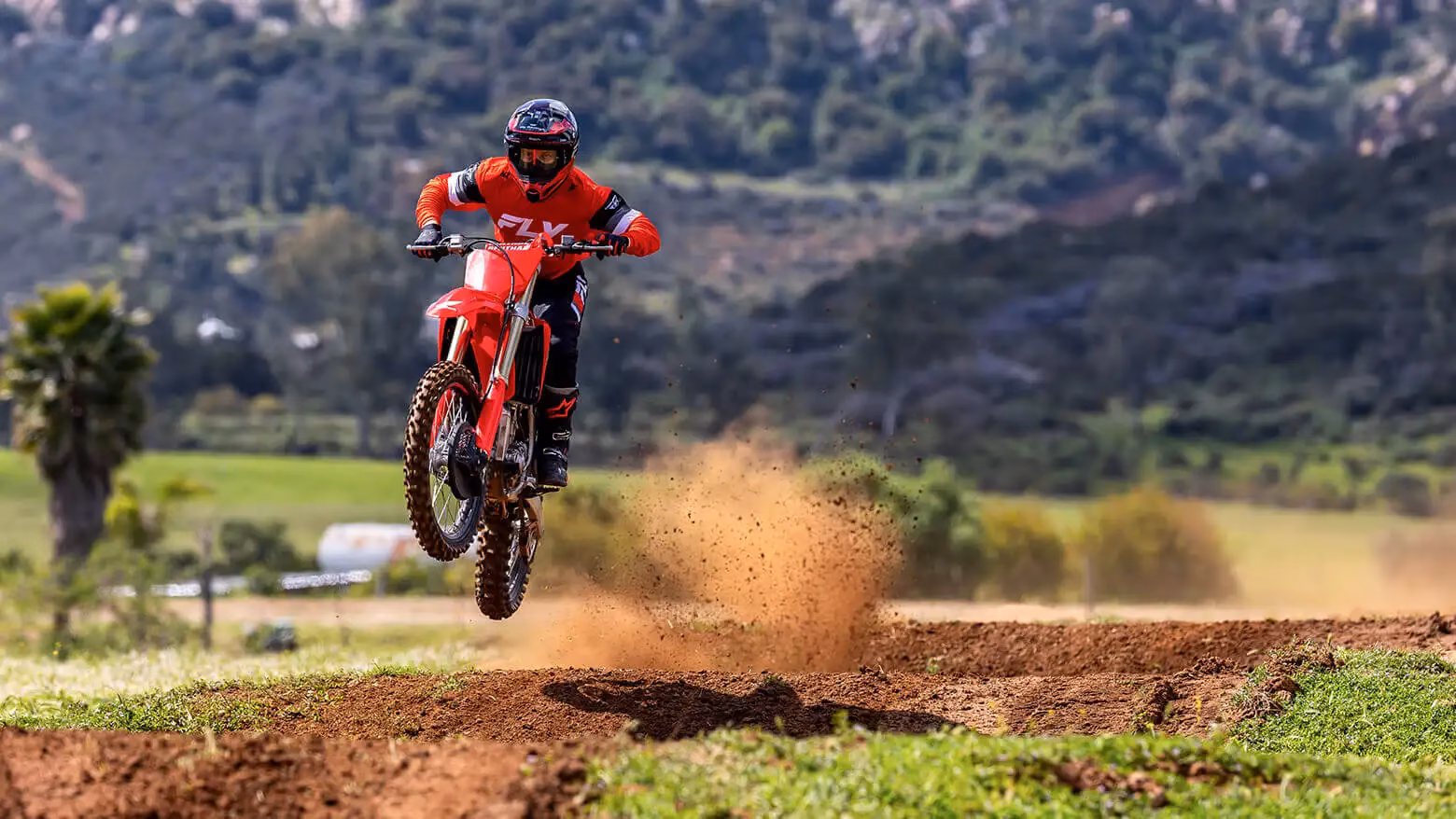 Honda CRF 450R sendo pilotada em pista de terra - 3 de 12