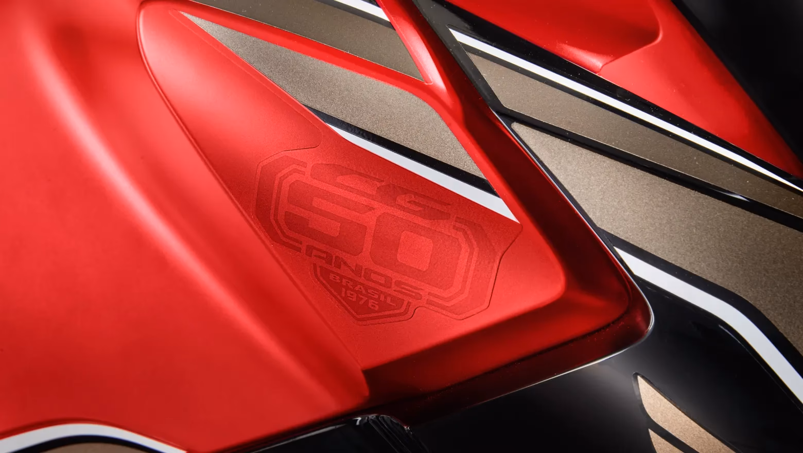 Moto Honda Nova Titan Edição Comemorativa de 50 Anos Visão Close Adesivo da Carenagem Lateral - 19 de 24
