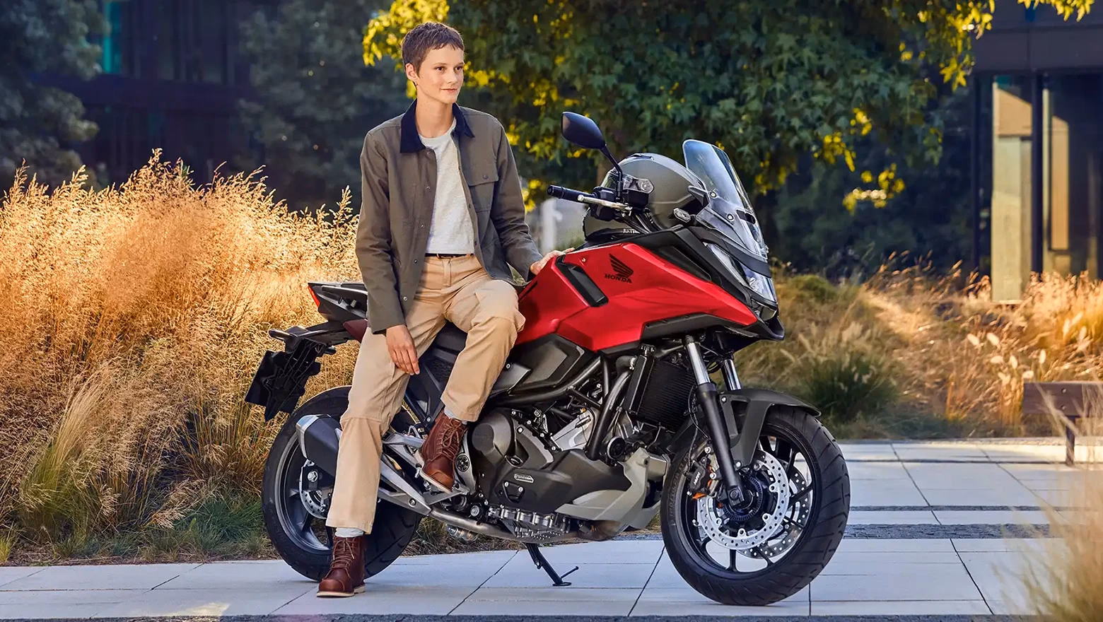 Mulher apoiada na NC 750X - 4 de 4
