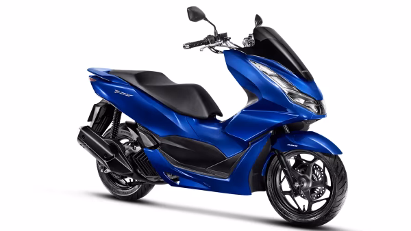 PCX na cor azul perolizado, vista frontal e lateral direita