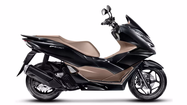 PCX na cor preto metálico, vista da lateral direita