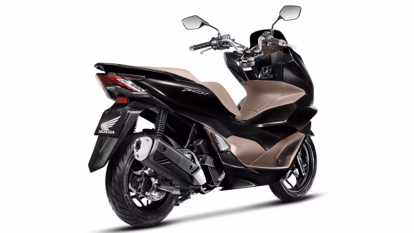PCX na cor preto metálico, vista traseira e lateral direita
