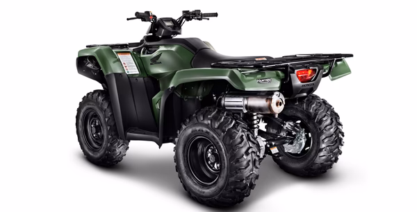TRX 420 FourTrax na cor verde, vista lateral
