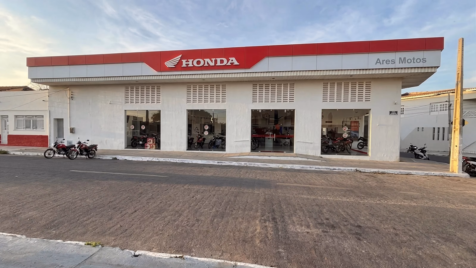 Fachada da Concessionária Matriz de Ares Motos em Campos Sales/CE - 1 de 21