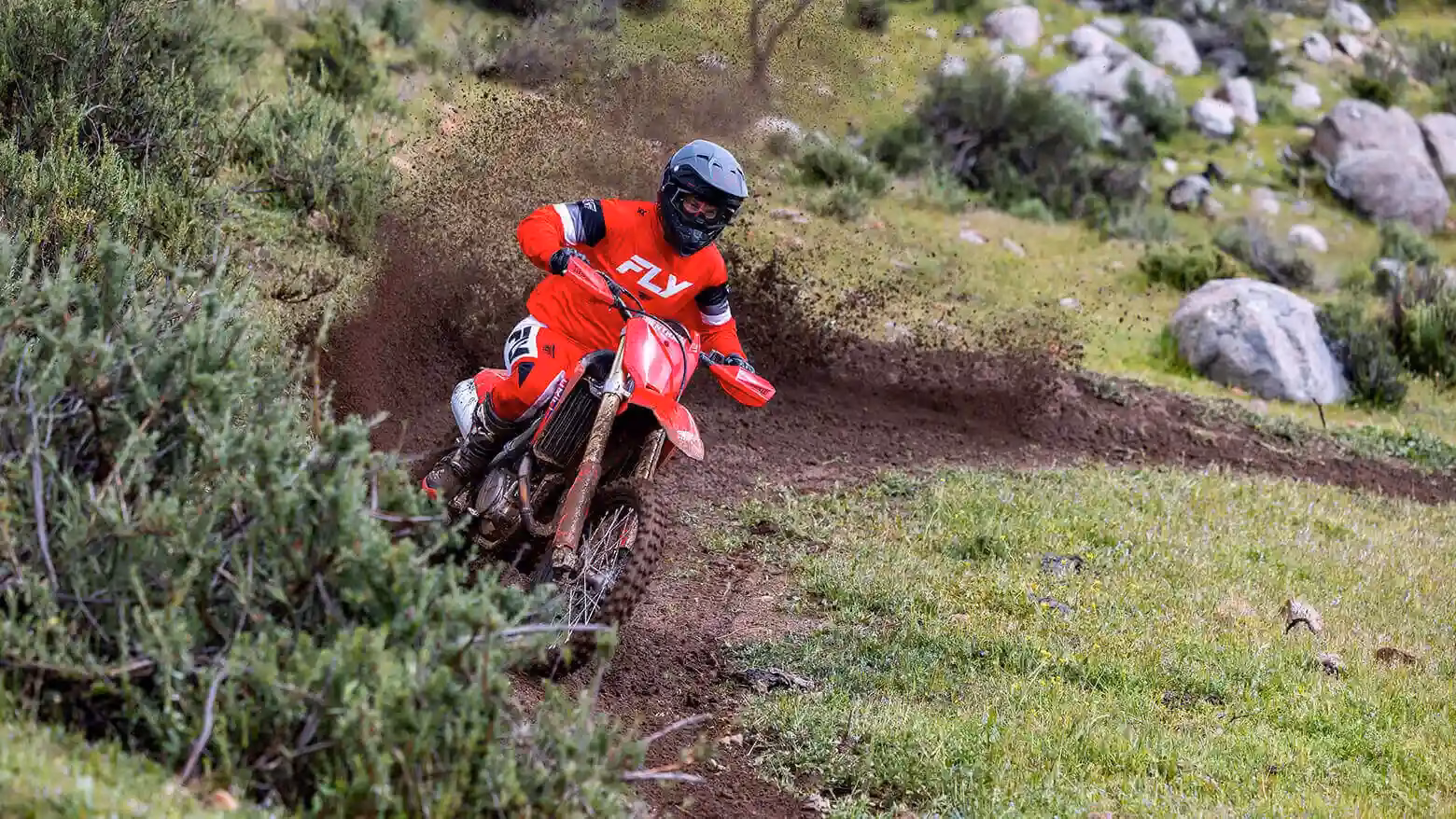 Honda CRF 450R em ambiente de estrada - 11 de 12