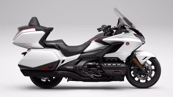 GL 1800 Gold Wing Tour na cor branca, vista lateral