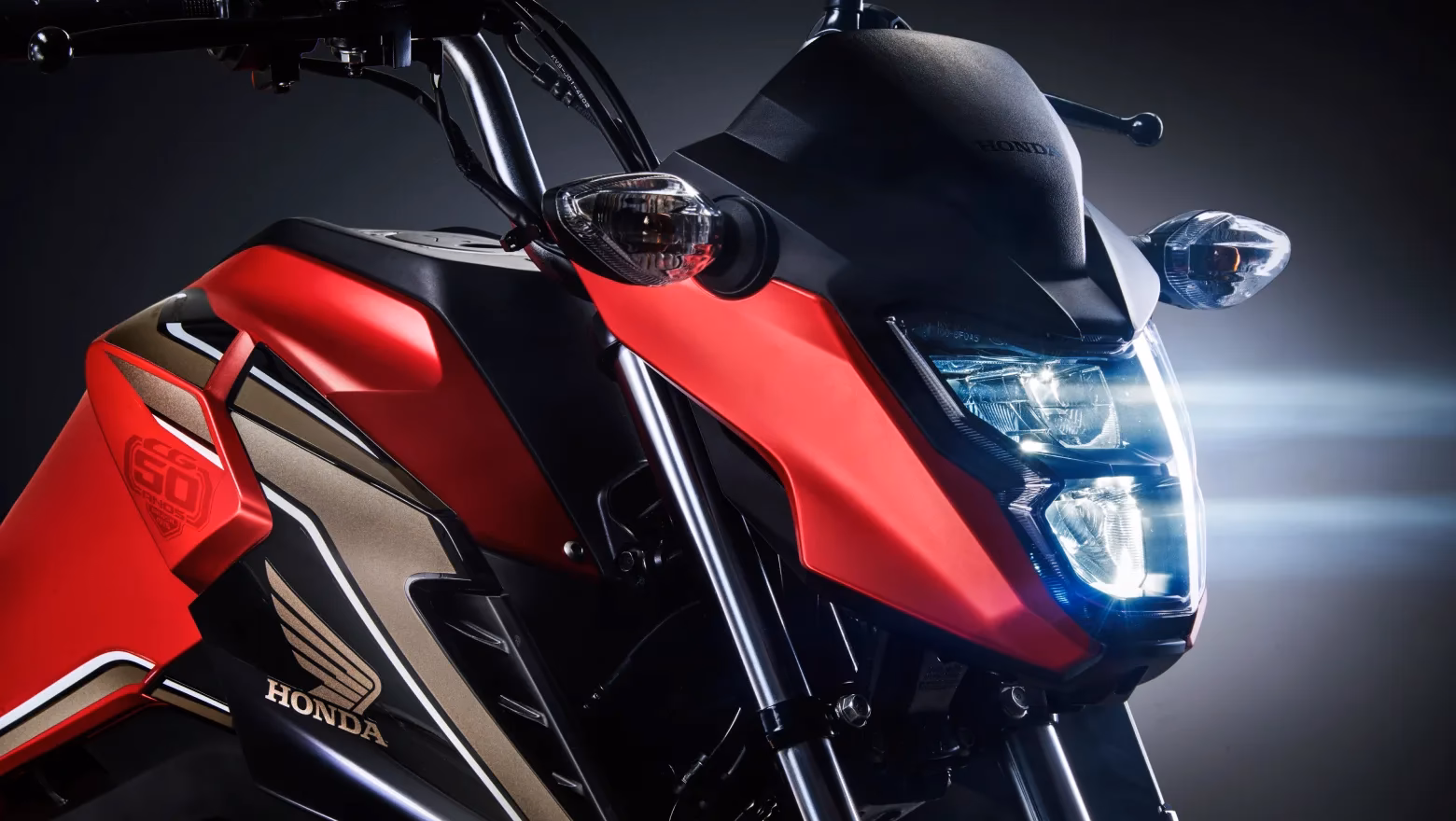Moto Honda Nova Titan Edição Comemorativa de 50 Anos Visão Close Lateral Dianteira Superior Direita - 5 de 13