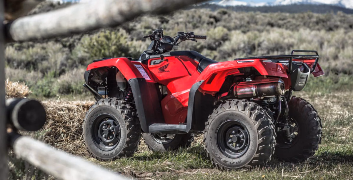 TRX 420 FourTrax em ambiente natural
