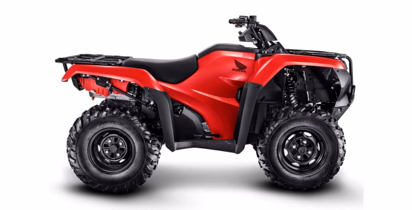 TRX 420 FourTrax na cor vermelha, vista frontal