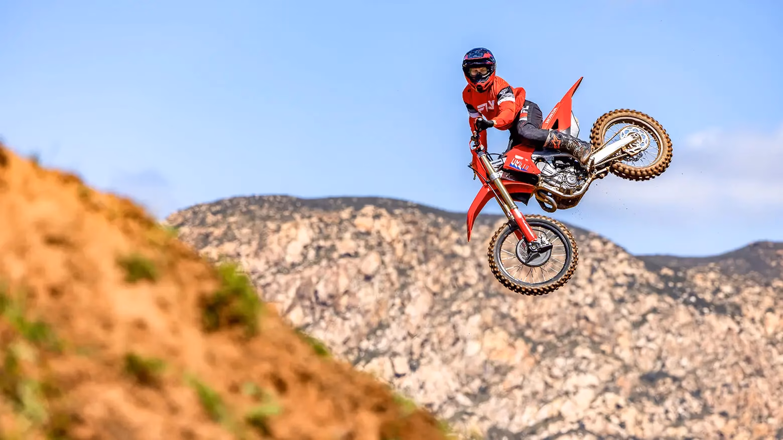 Piloto acelerando a Honda CRF 450R em competição - 7 de 12