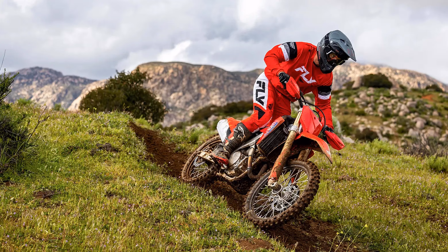 Honda CRF 450R com piloto em destaque - 6 de 12