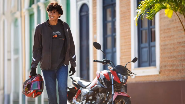 Moto Honda Nova Cg Comemorativa Vermelha Com Modelo Visao Dianteira Direita