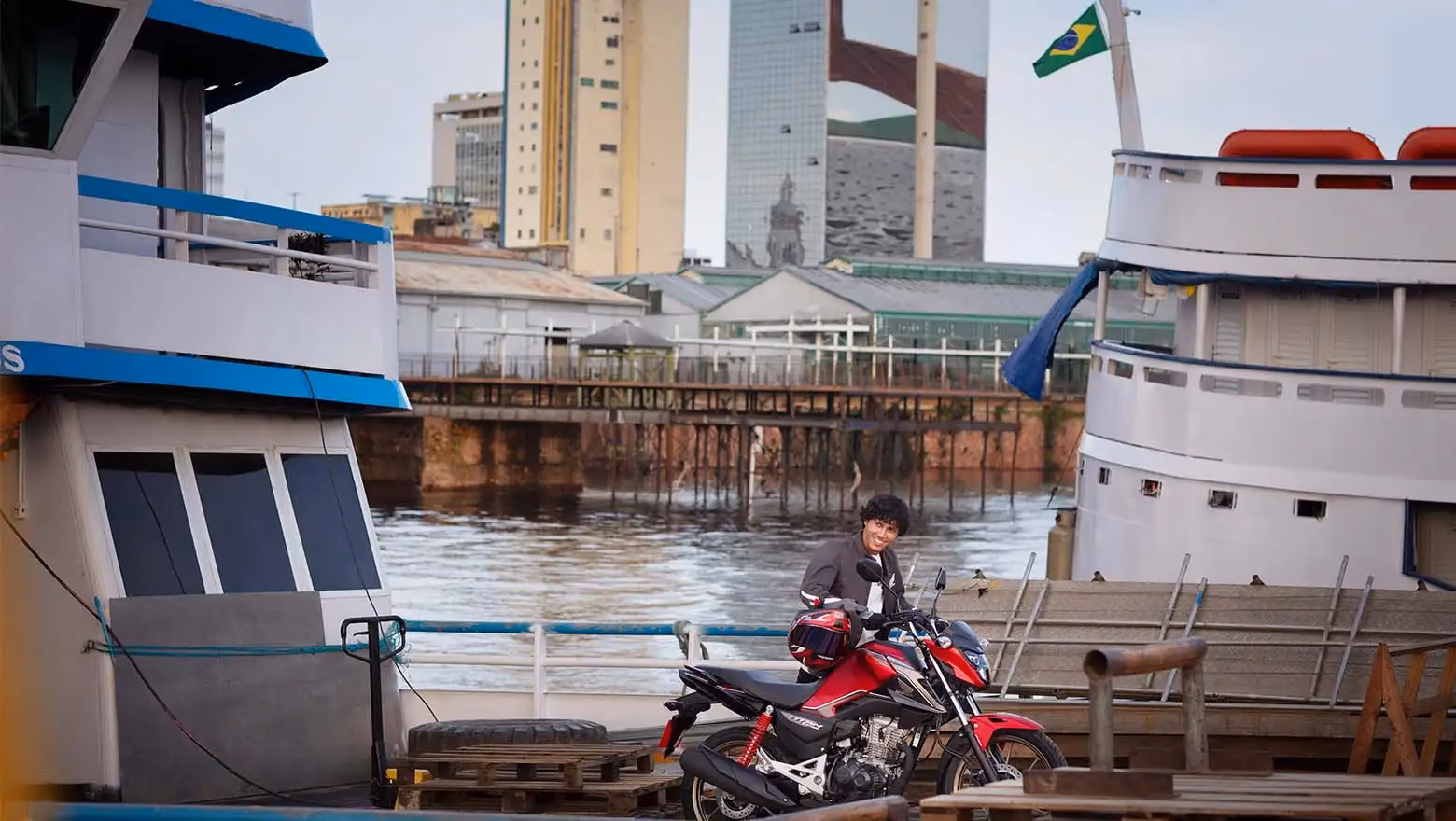 Moto Honda Nova Cg Comemorativa Vermelha Com Modelo Visao Lateral Direita Cais - 5 de 24