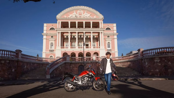 Moto Honda Nova Cg Comemorativa Vermelha Com Modelo Visao Lateral Direita Em Mansao