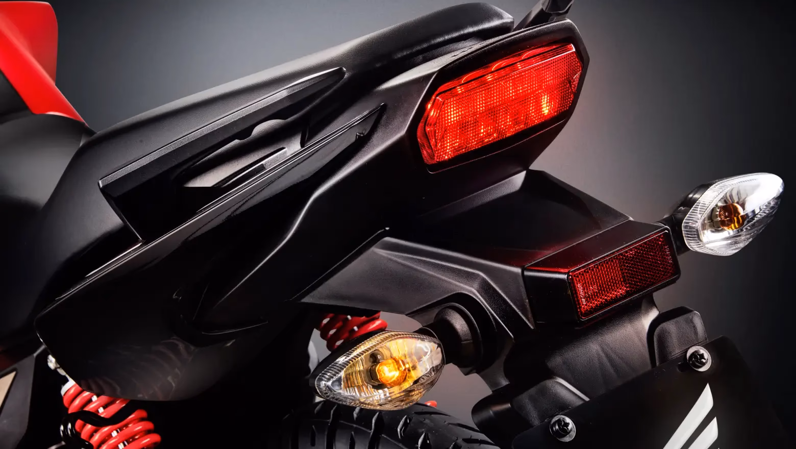 Moto Honda Nova Titan Edição Comemorativa de 50 Anos Close Lateral Trazeira Esquerda - 13 de 24