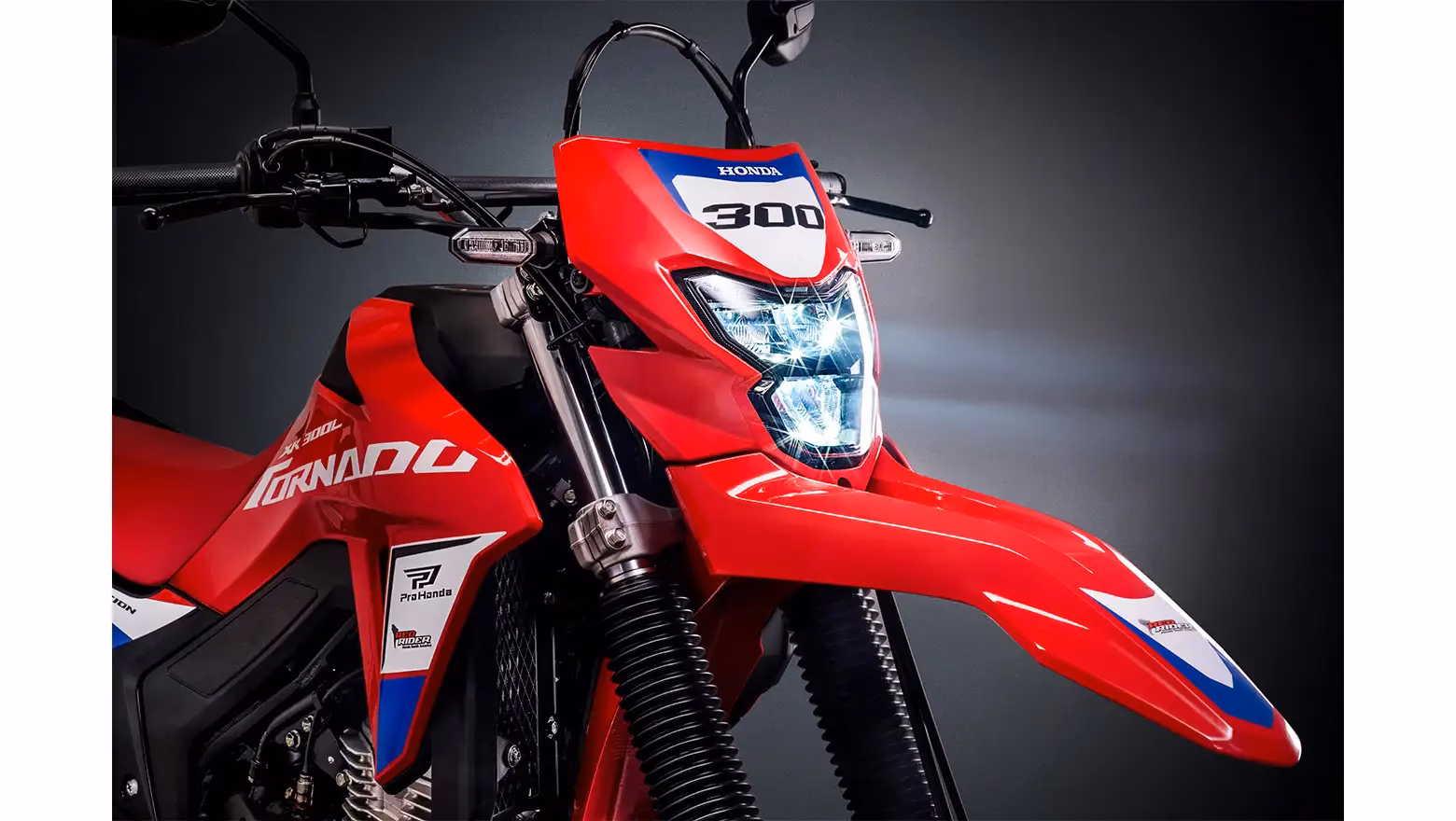 Moto XR 300L Tornado Special Edition Galeria Visão Diagonal Direita Frontal - 1 de 10