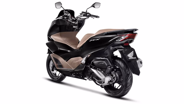 PCX na cor preto metálico, vista traseira e lateral esquerda